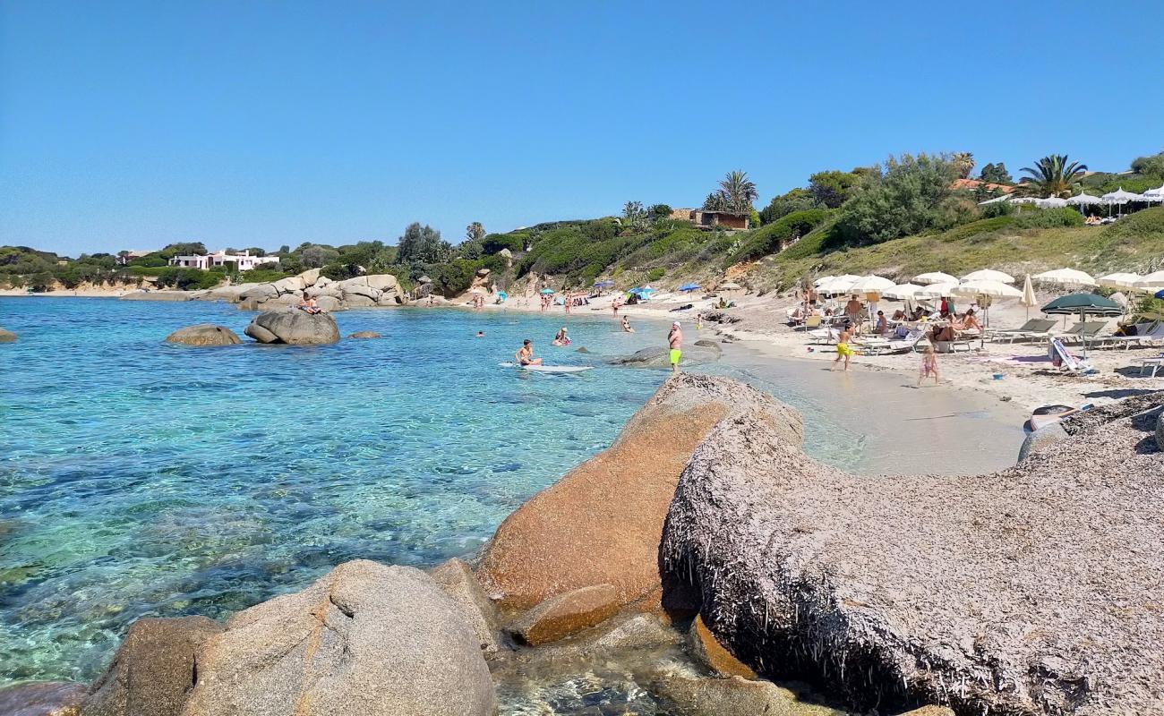 Foto de Spiaggia Cala Caterina con arena brillante superficie