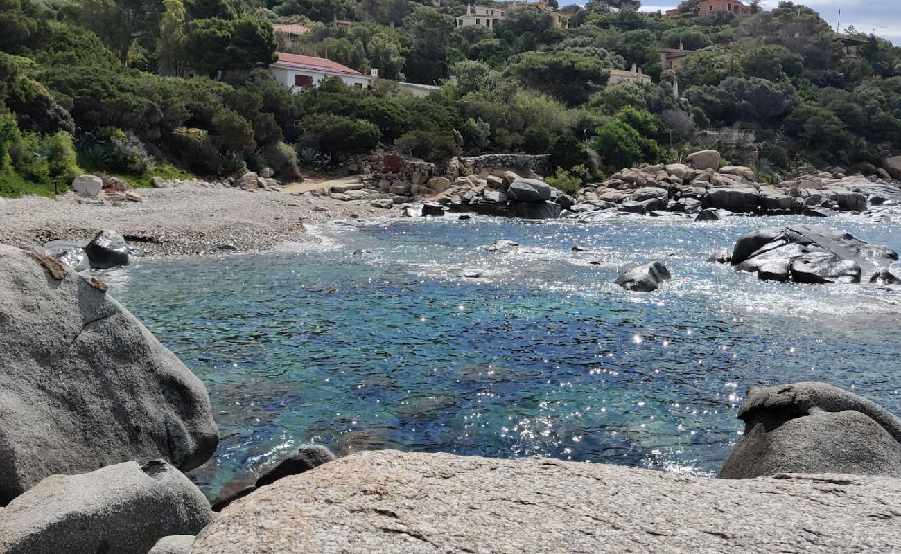 Foto de Caletta di Baccu Mandara con guijarro gris superficie