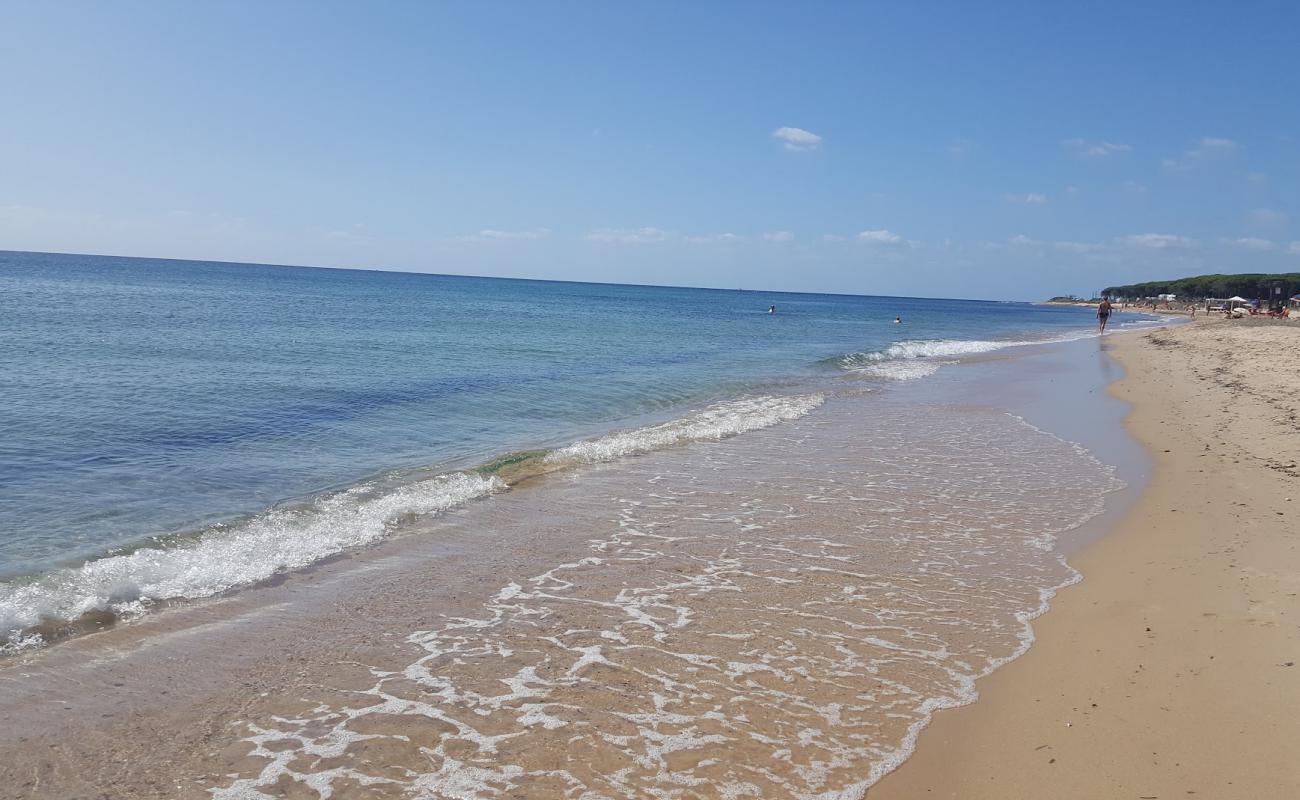 Foto de Spiaggia Foxi e Sali con arena brillante superficie