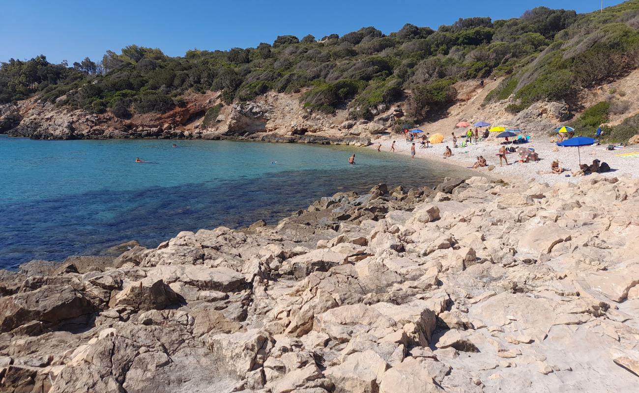 Foto de Spiaggia di Portixeddu Accuau con guijarro ligero superficie