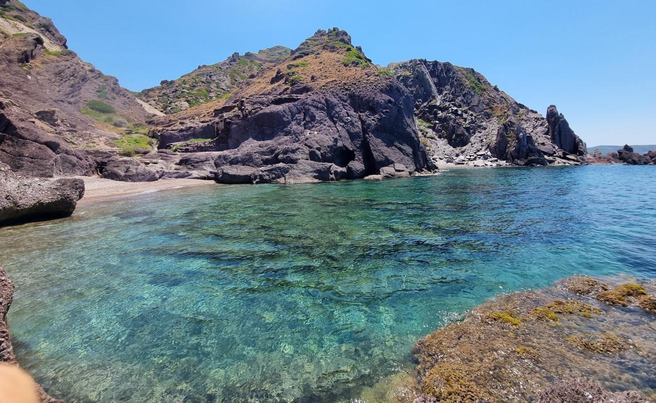 Foto de Spiaggia di Portu Raffa con guijarro fino claro superficie