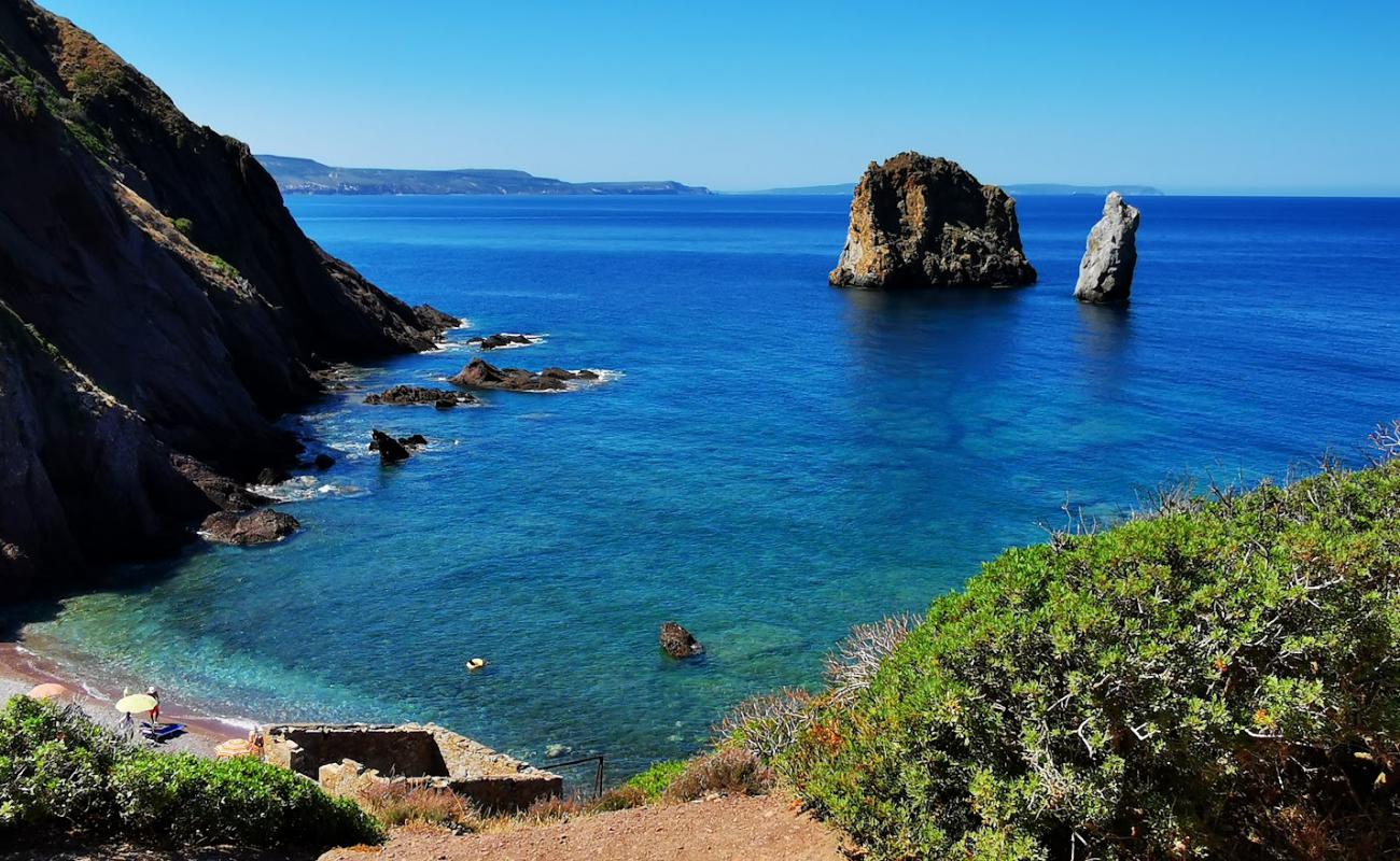 Foto de Spiaggia di Portu Banda con arena brillante y rocas superficie