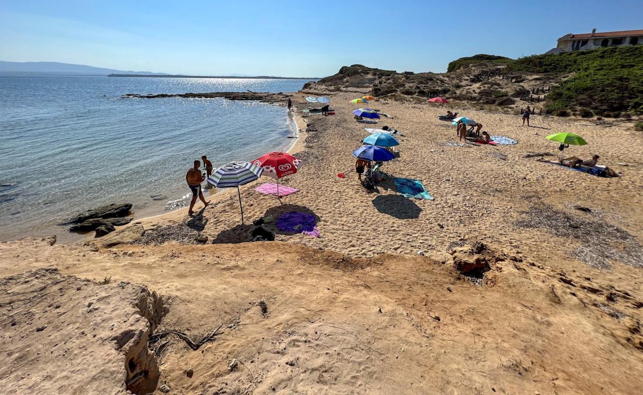 Foto de Spiaggia Su Pallosu con arena brillante superficie