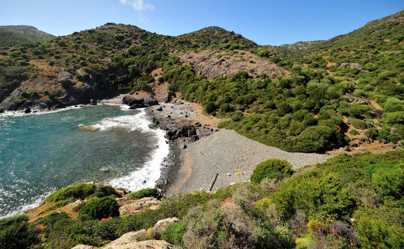 Foto de Cala Bernardu con guijarro gris superficie