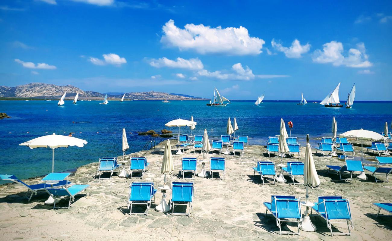 Foto de Spiaggia del L'Ancora Porticciolo con hormigón superficie