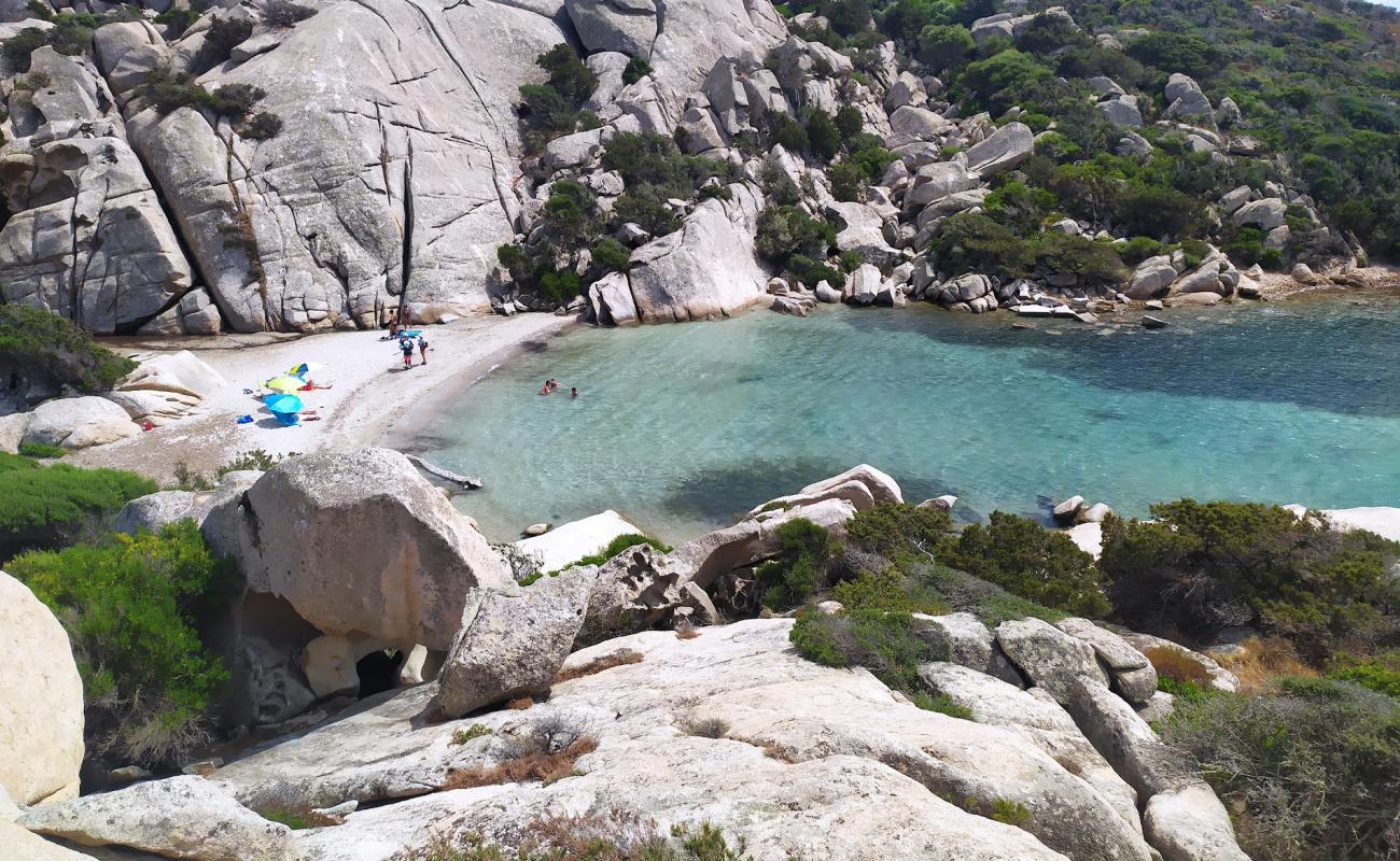 Foto de Cala Caprarese con arena brillante superficie