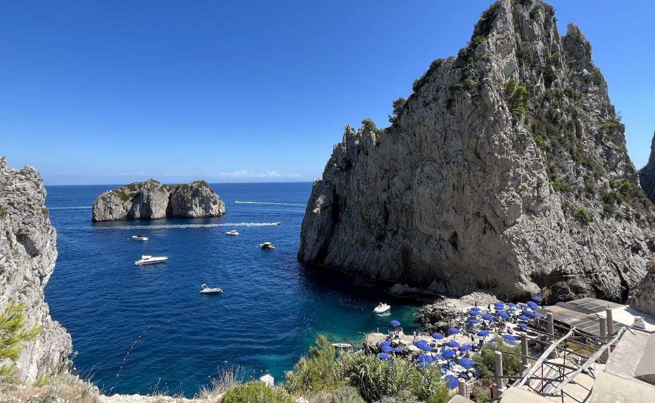 Foto de Spiaggia Da Luigi Ai Faraglioni con hormigón superficie