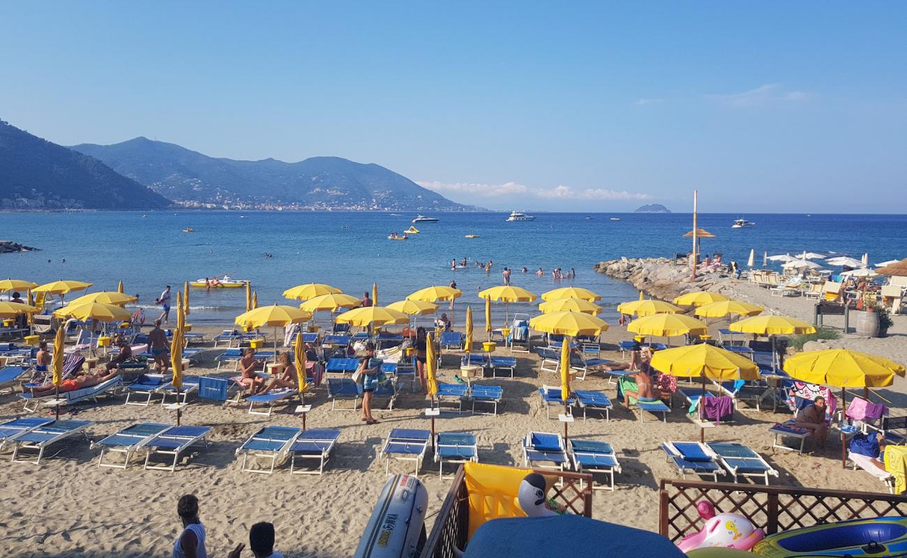 Foto de Bagni Capo Mele con arena gris superficie