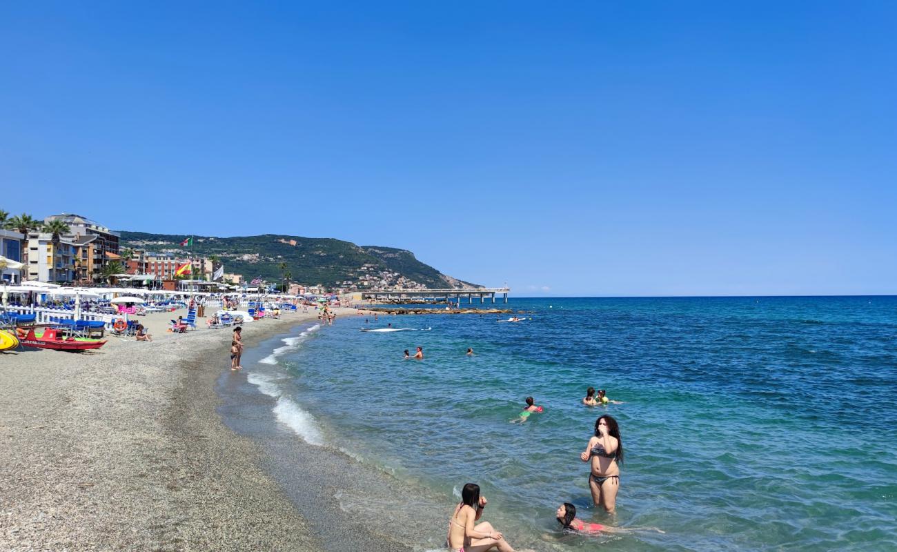 Foto de Spiaggia di Don Giovanni Bado con arena gris superficie