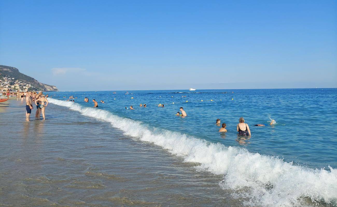 Foto de Spiaggia di Borgio con guijarro fino gris superficie