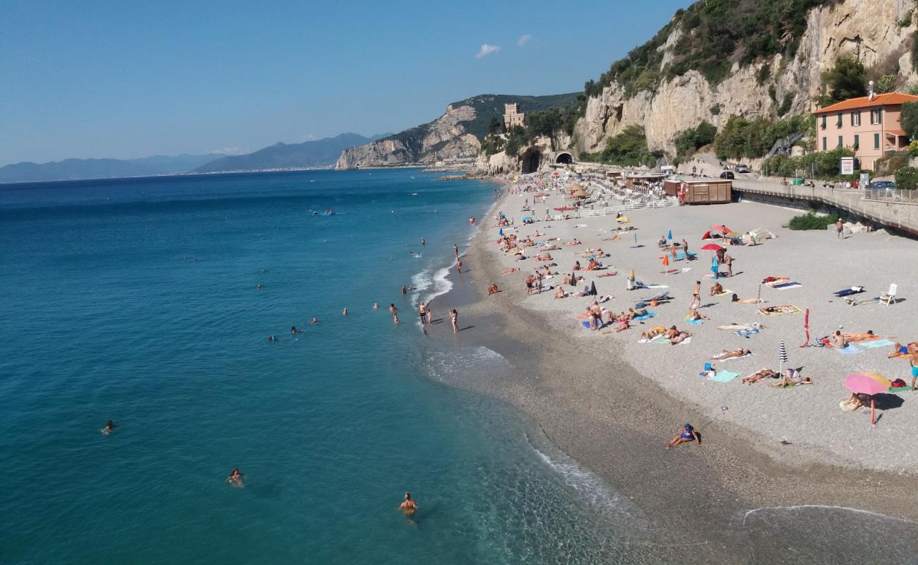 Foto de Spiaggia libera del Castelletto con guijarro fino gris superficie