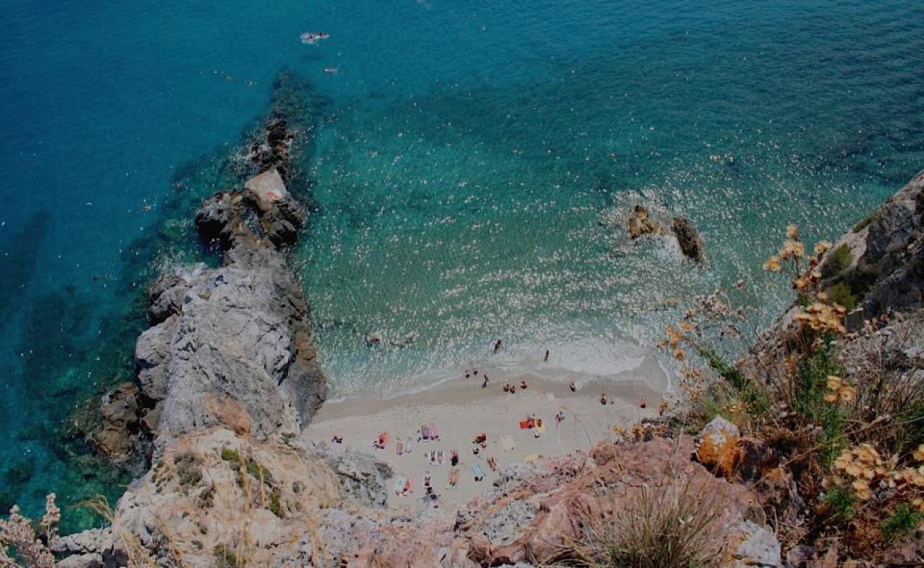 Foto de Spiaggia di Punta Crena con guijarro fino gris superficie