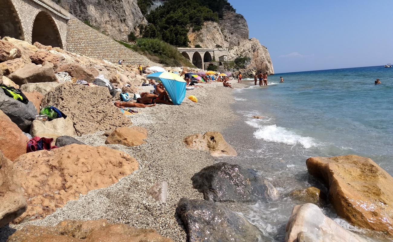 Foto de Spiagge di Tueste con piedra superficie