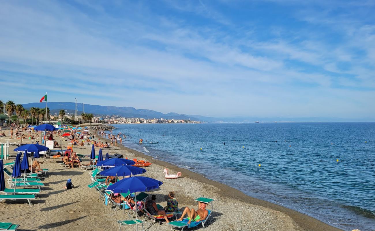 Foto de Spiaggia di Zinola con arena brillante superficie