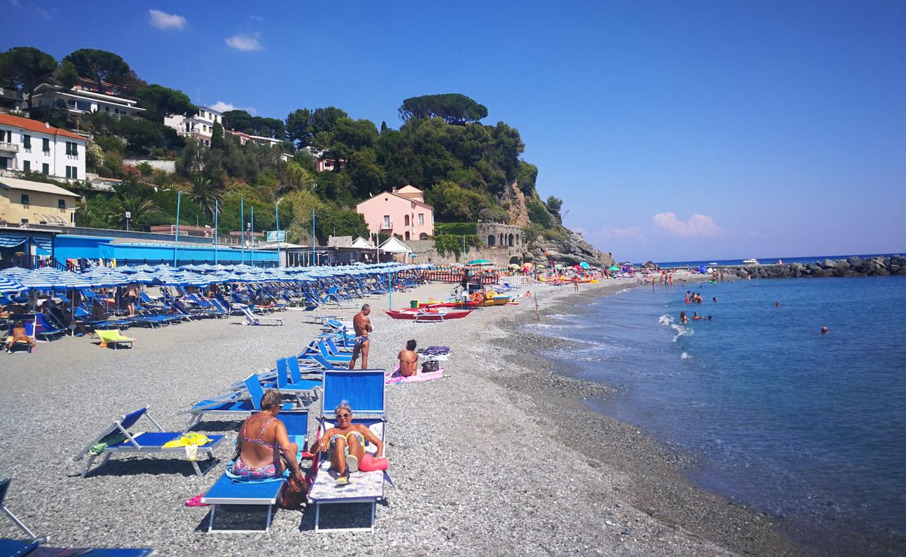 Foto de L'Ultima Spiaggia con arena gris y guijarros superficie