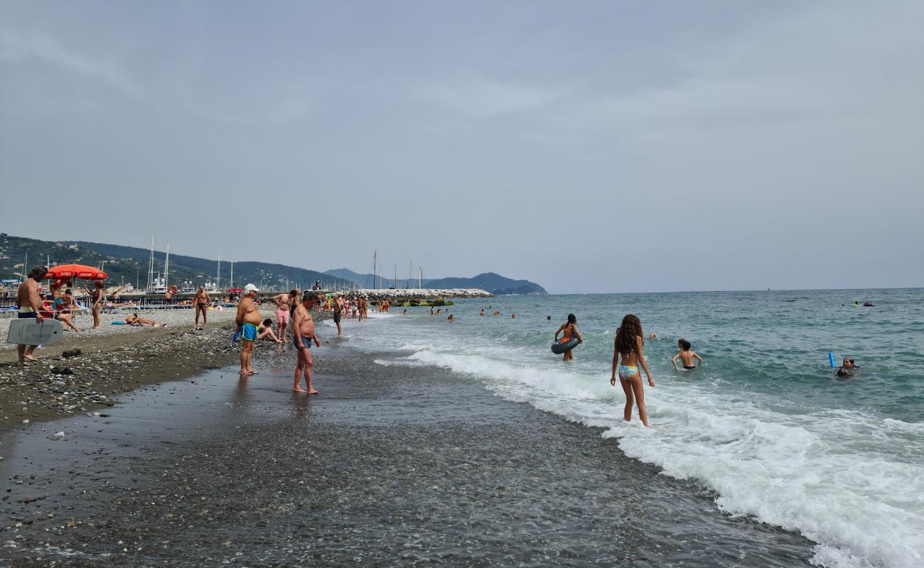 Foto de Spiaggia Tito Groppo con arena gris y guijarros superficie