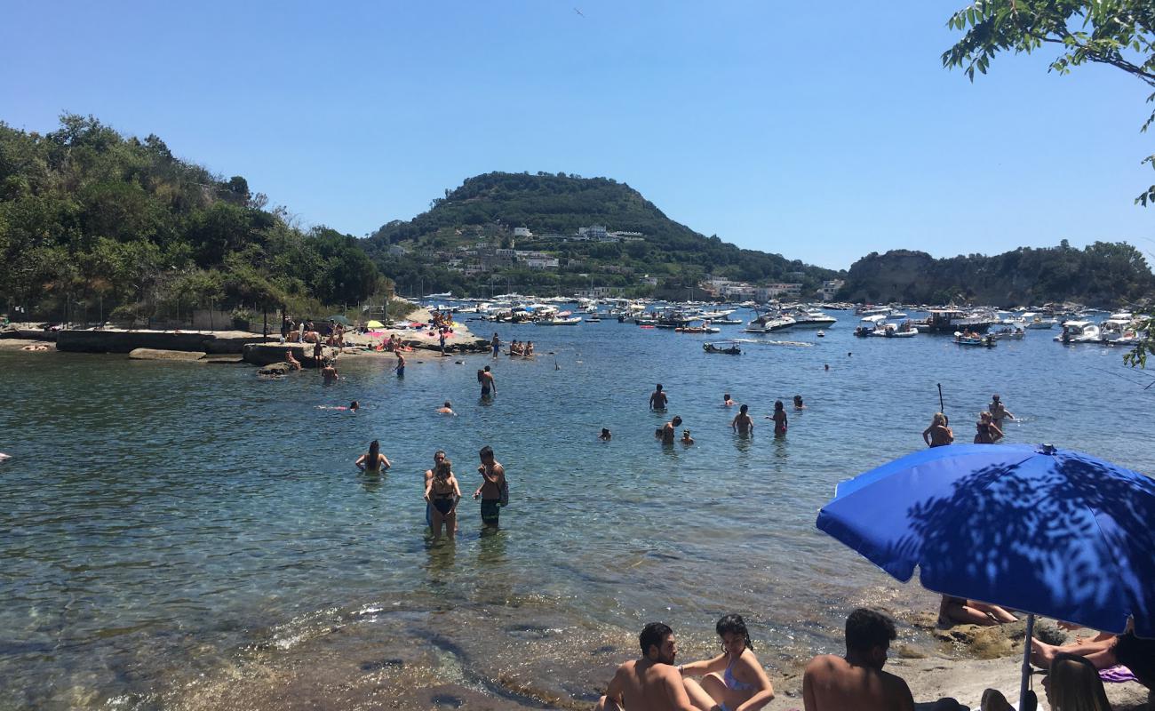 Foto de Spiaggia dello Schiacchetello con piedra superficie