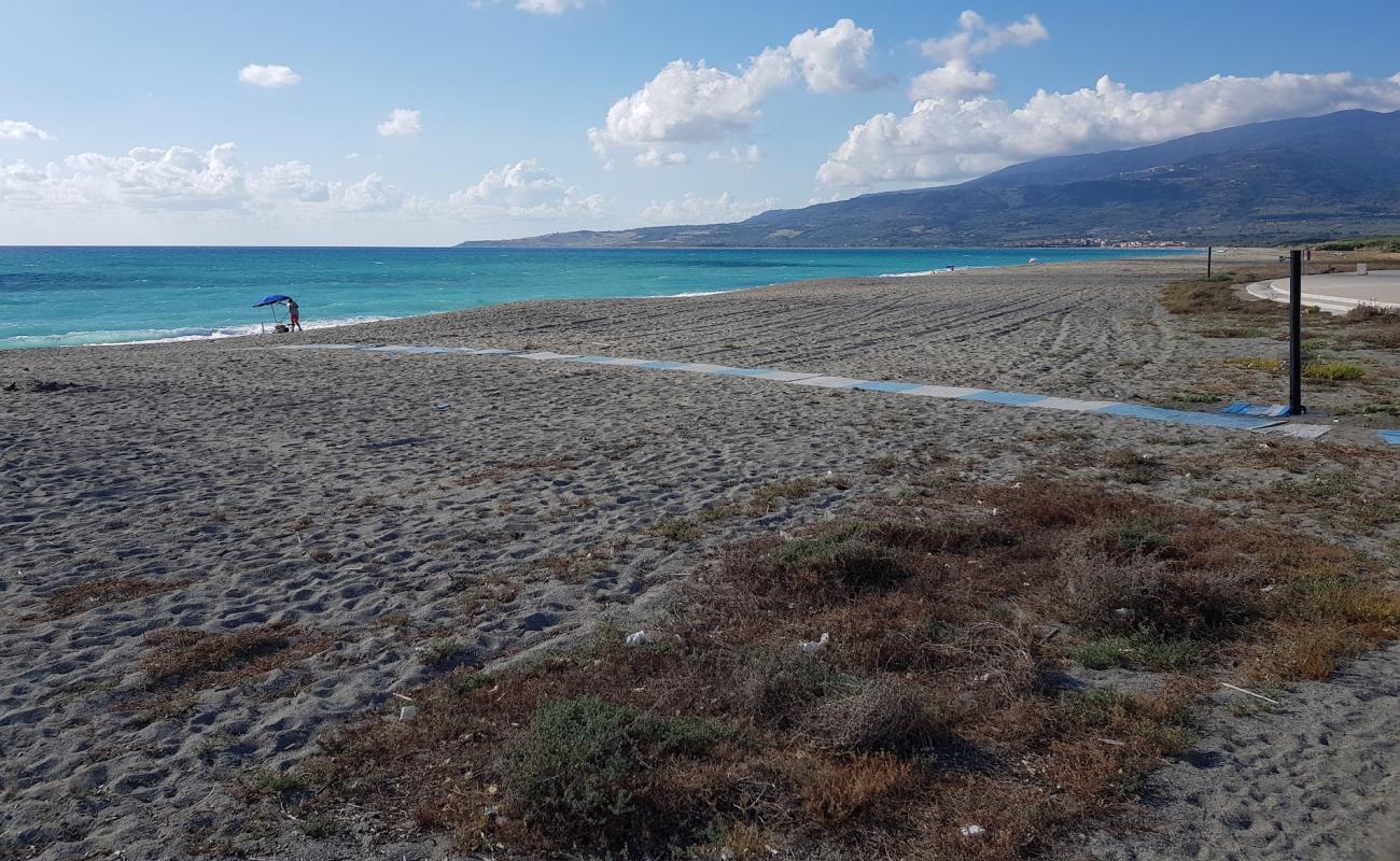 Foto de Spiaggia Ginepri con arena gris y guijarros superficie