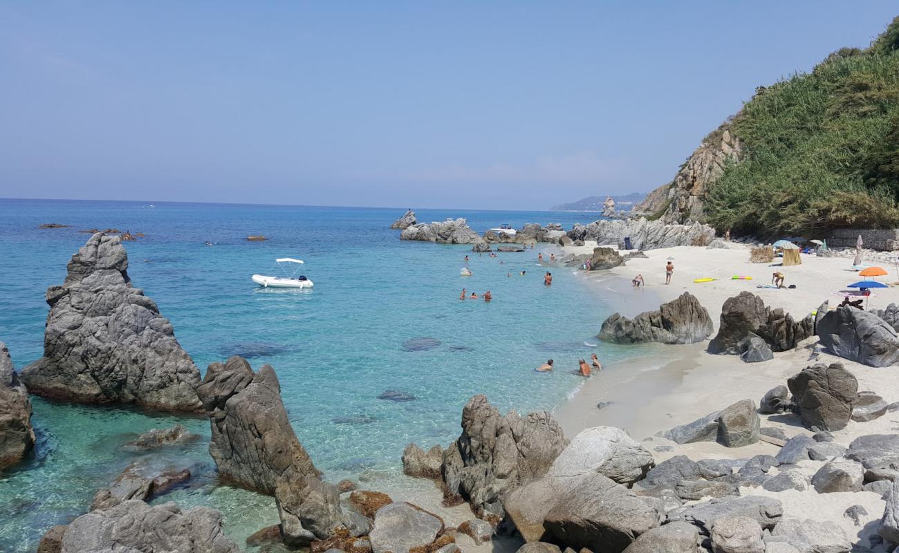 Foto de Spiaggia Vardanello con arena brillante superficie