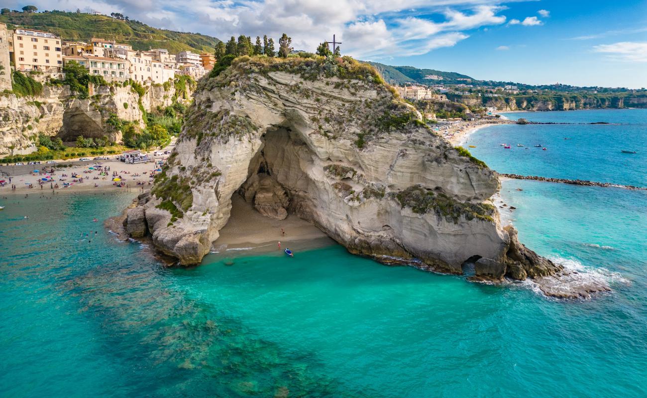 Foto de Grotta del Palombaro con arena brillante superficie