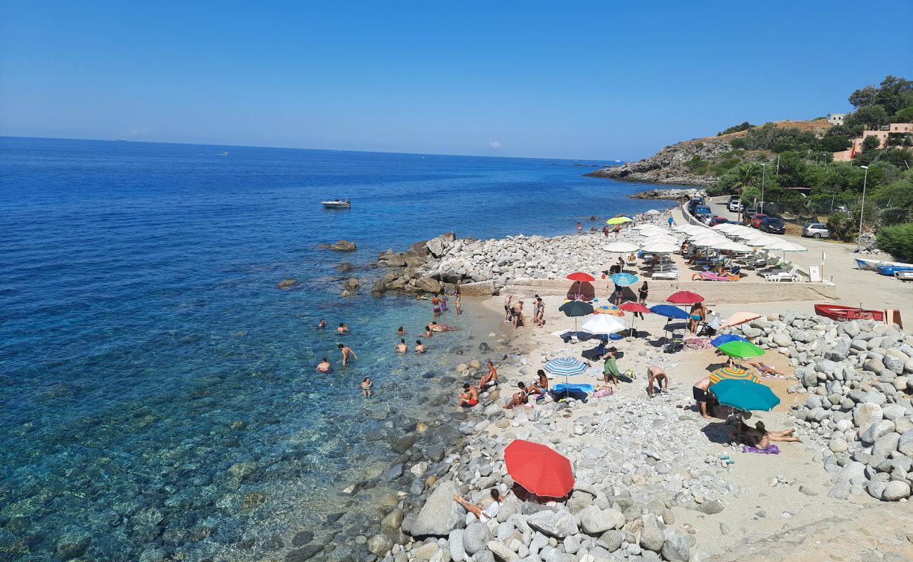 Foto de Spiaggia di Coccorino con arena brillante y rocas superficie