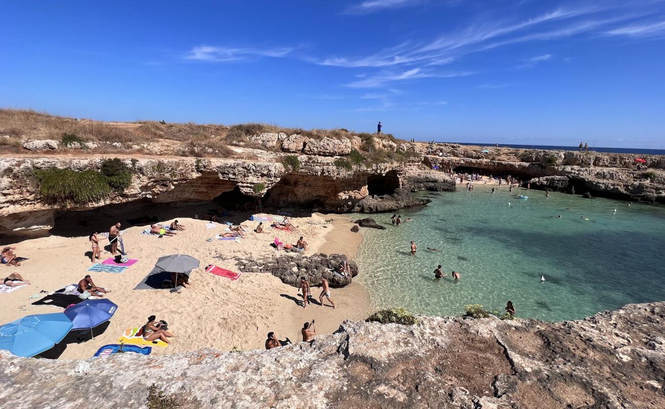 Foto de Grotta della Cala Tre Buchi con arena brillante superficie