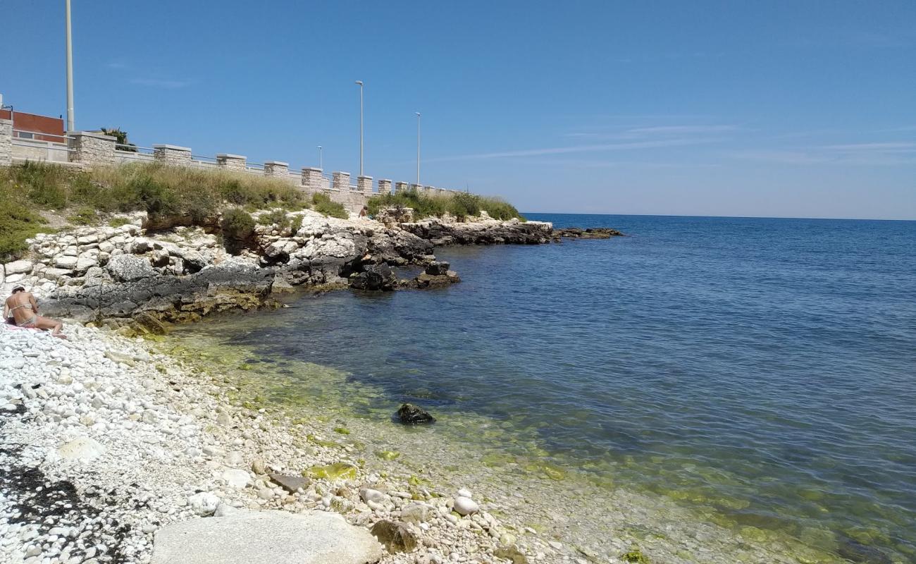 Foto de Gatto Verde Beach con piedra superficie