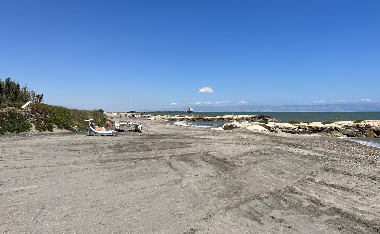 Foto de Lido Il Fenicottero Rosa Beach con arena gris superficie