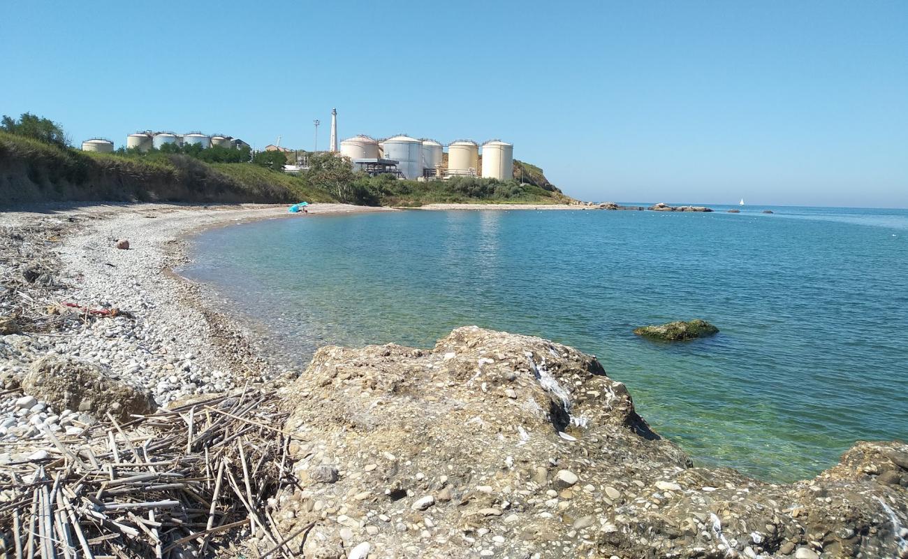 Foto de Spiaggia della Foce Lebba con guijarro gris superficie