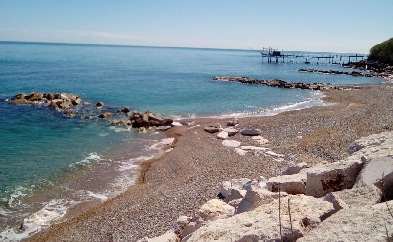 Foto de Spiaggia del Promontorio Dannunziano con guijarro gris superficie