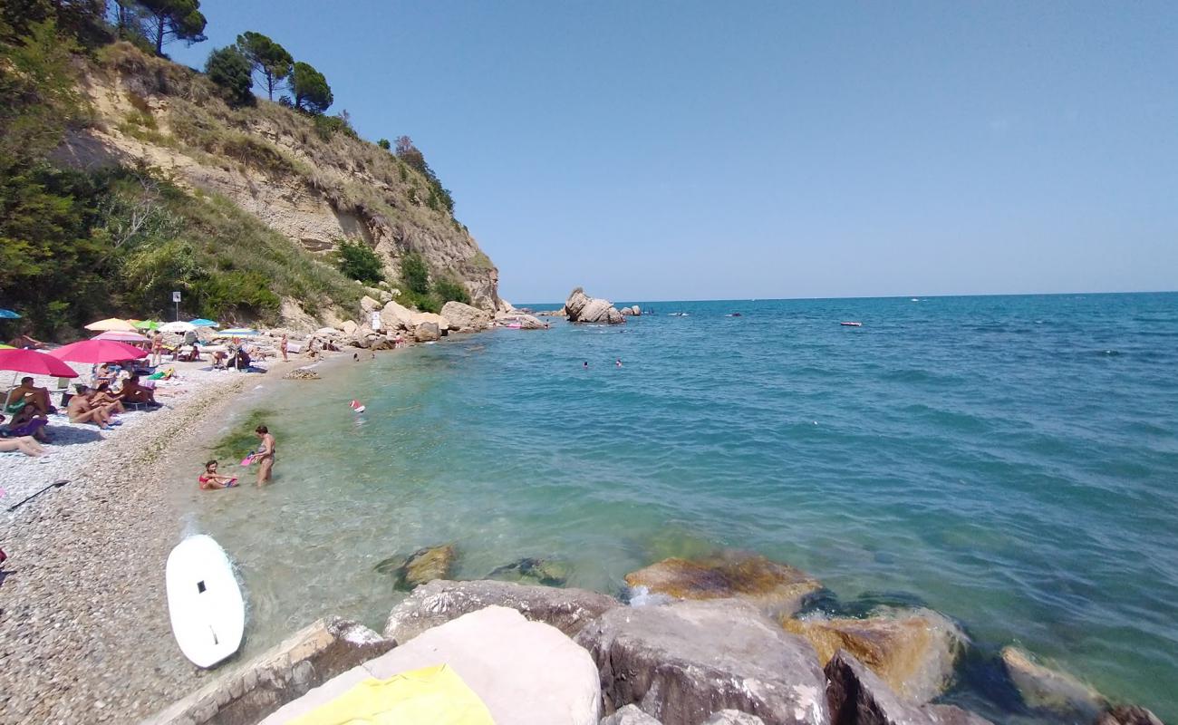 Foto de Spiaggia di Punta Acquabella con guijarro gris superficie