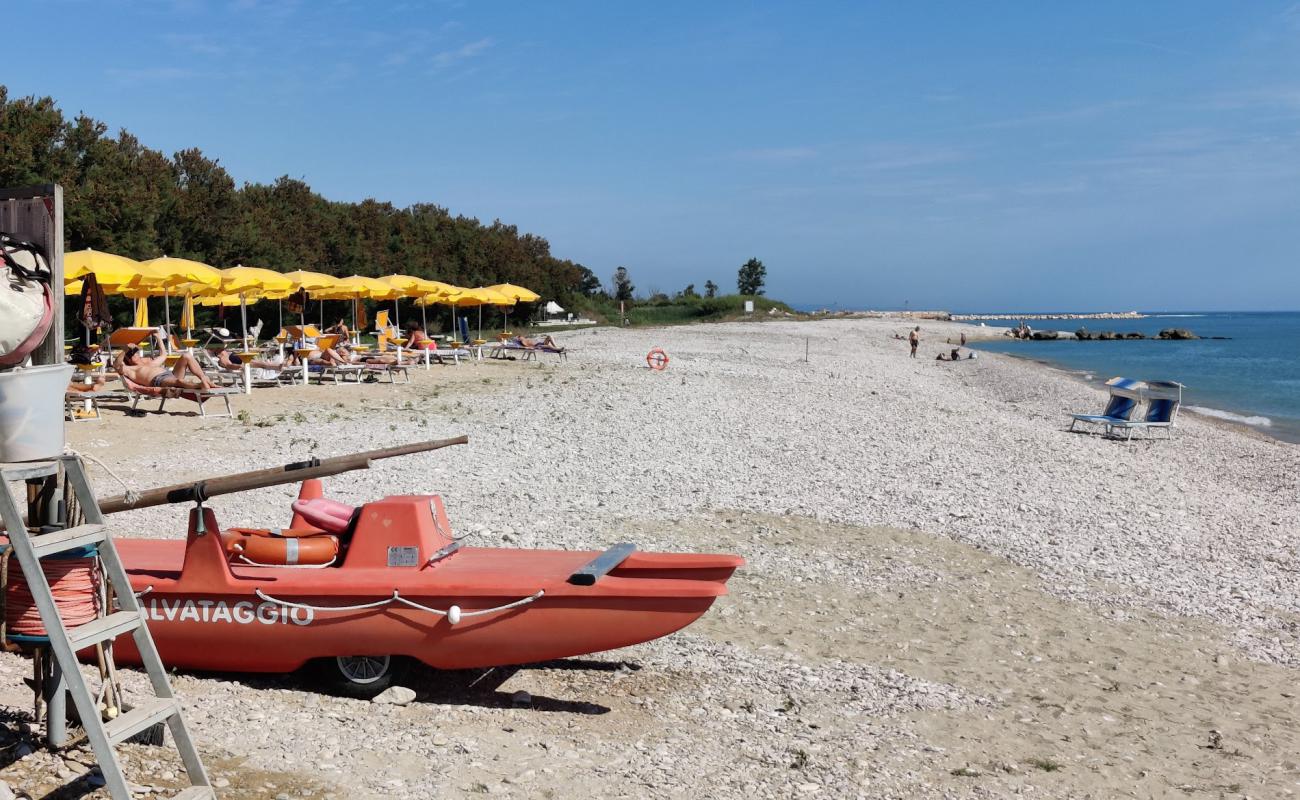 Foto de Spiaggia di Scerne con arena gris y guijarros superficie