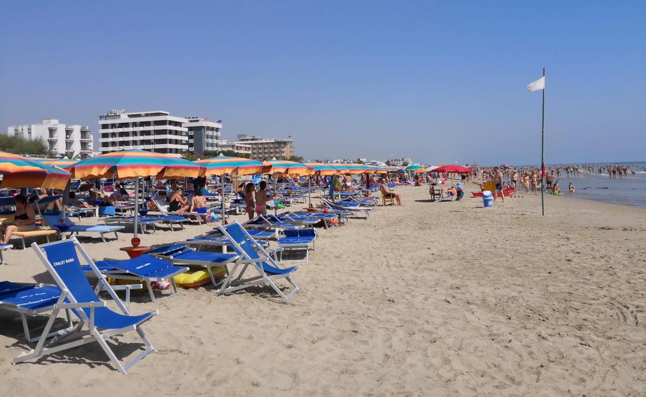 Foto de Spiaggia di Villa Rosa con arena brillante superficie