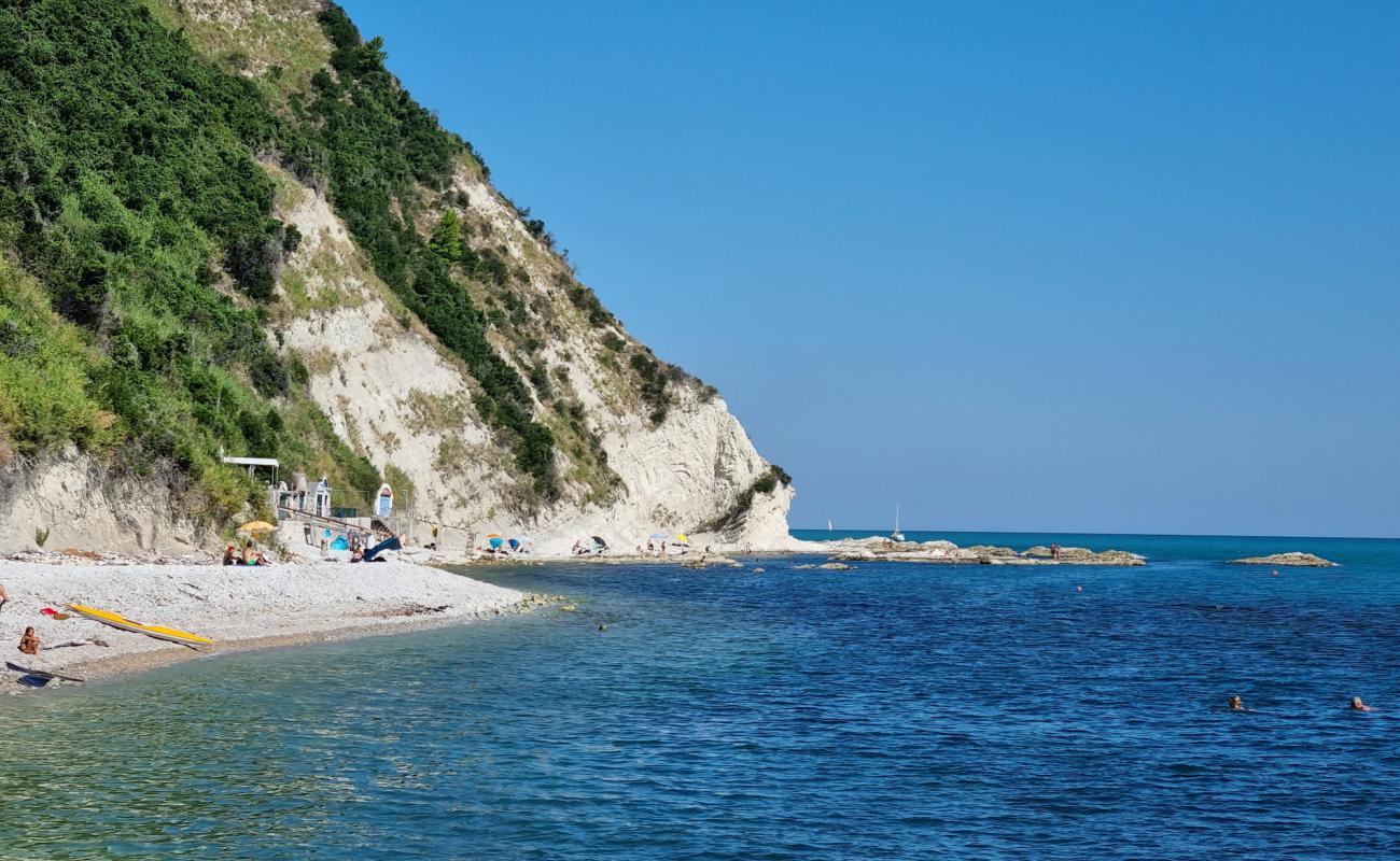 Foto de Spiaggia della Vedova con guijarro ligero superficie