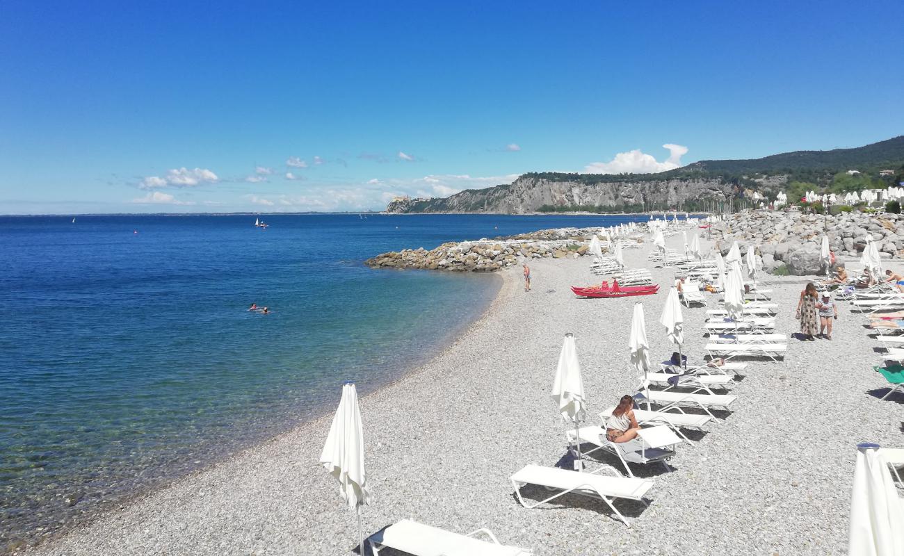 Foto de Spiaggia di Portopiccolo Sistiana con guijarro fino gris superficie