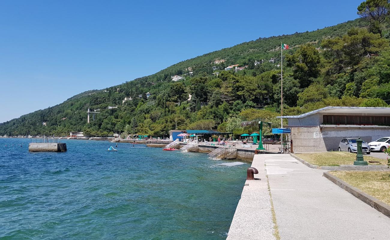 Foto de Spiaggia di Grignano con hormigón superficie