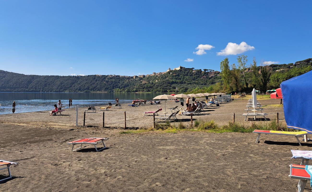 Foto de Spiaggia di lago Albano con arena gris superficie