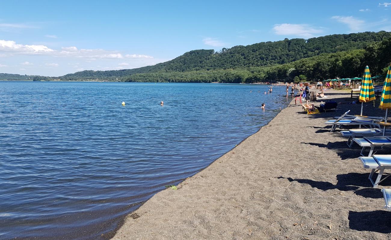 Foto de Spiaggia del Riva Verde Stabilimento con arena gris superficie