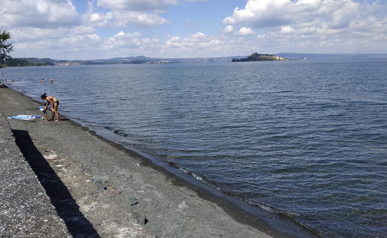 Foto de Spiaggia di Montefiascone con arena gris superficie