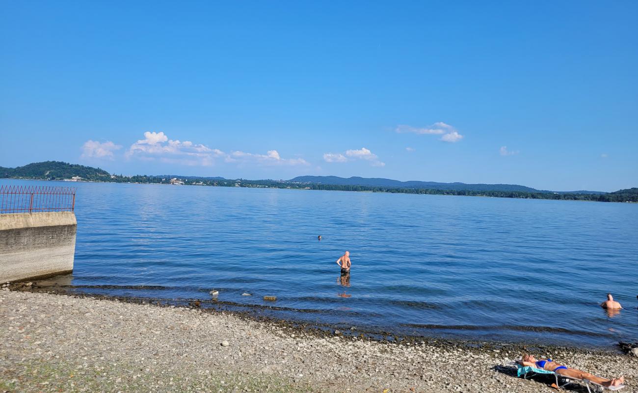 Foto de Spiaggia Castellaccio di Villa Lesa con piedra superficie