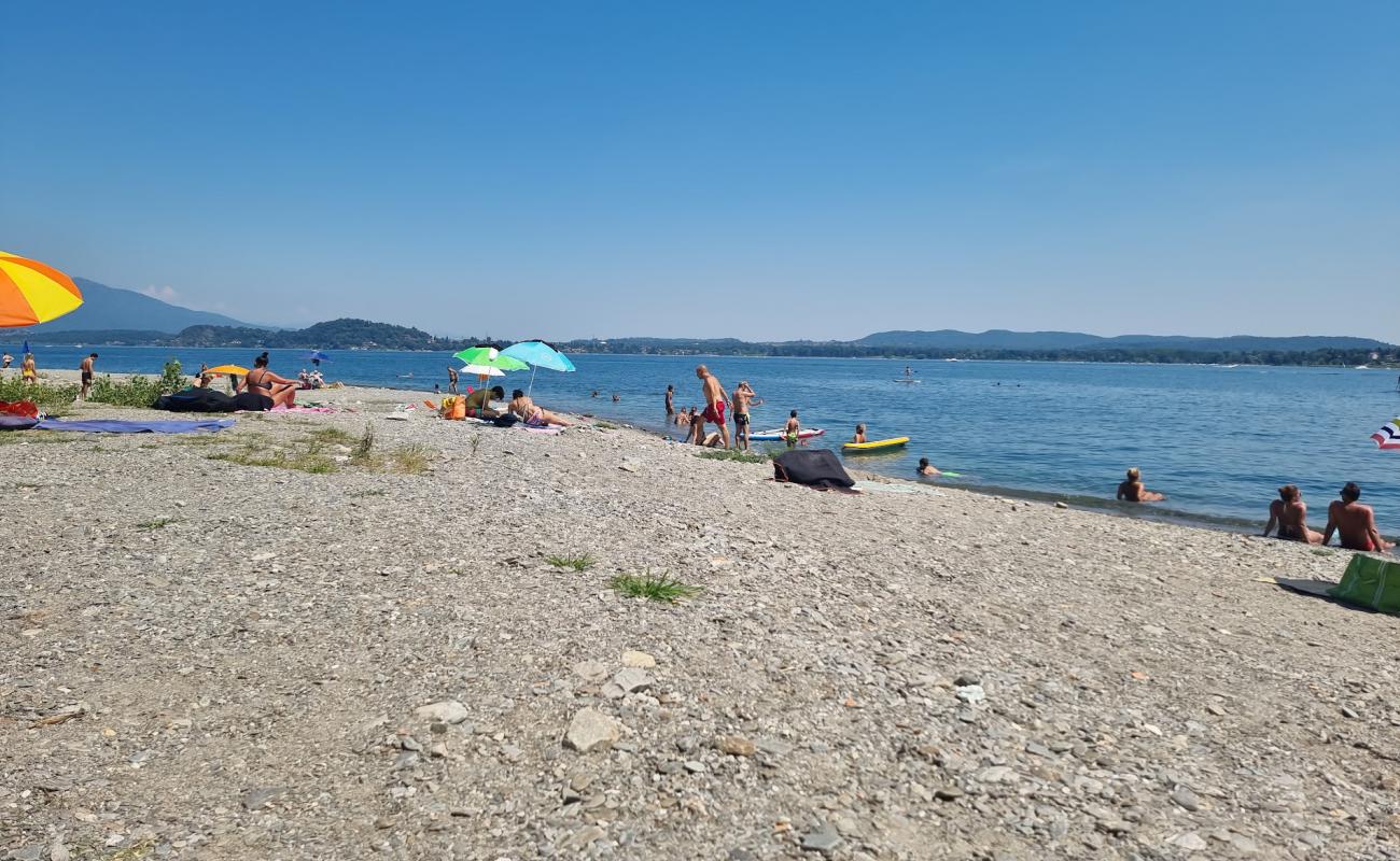 Foto de Spiaggia Lago Maggiore con arena gris y piedras superficie