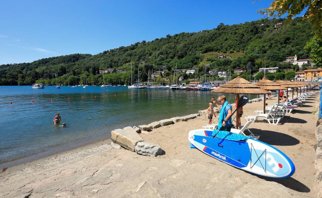 Foto de Spiaggia Solcio di Lesa con arena gris y guijarros superficie