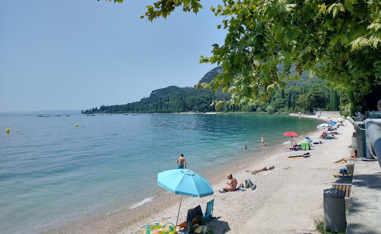 Foto de Spiaggia Corno di Garda con guijarro fino gris superficie