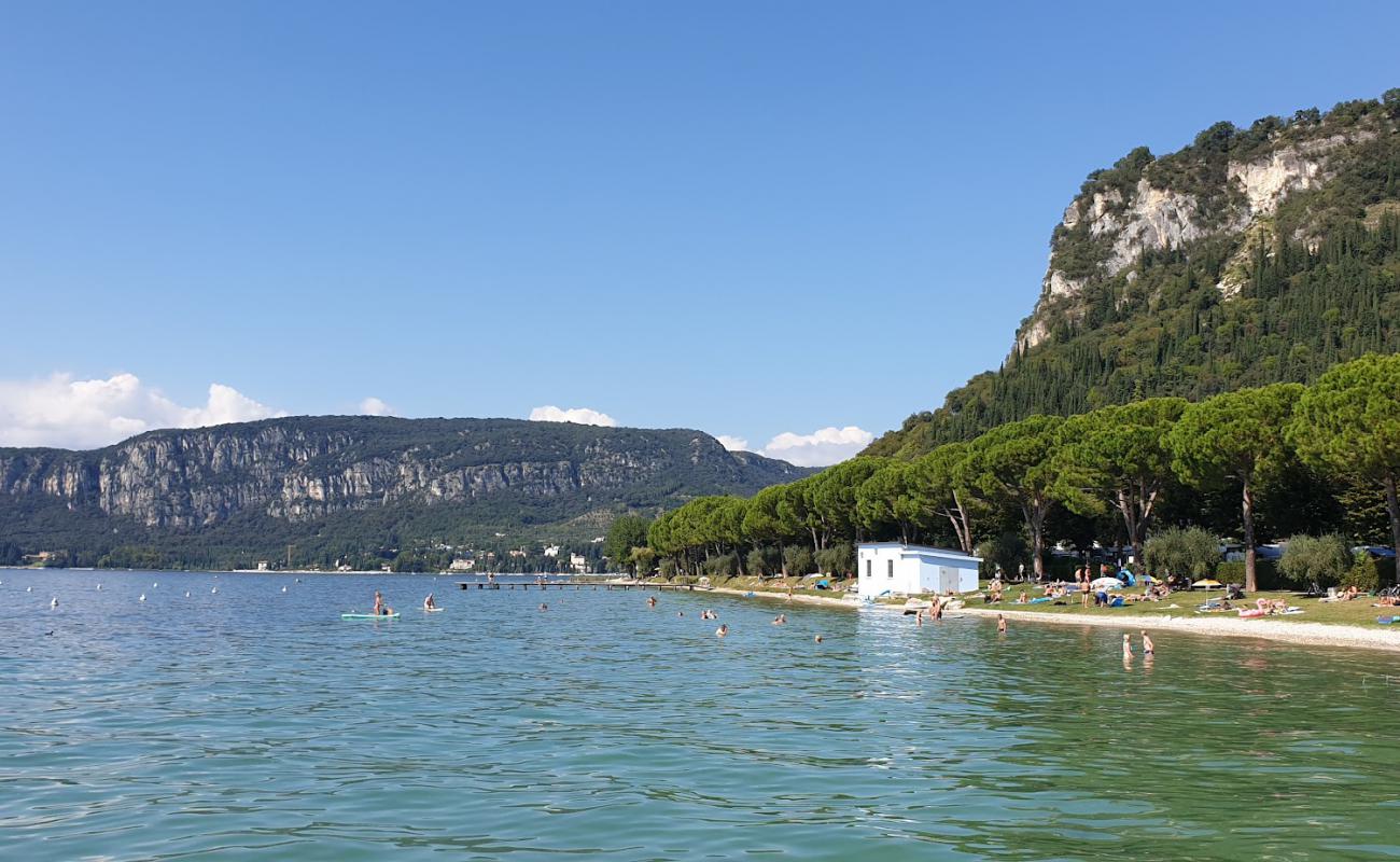 Foto de Spiaggia La Rocca con guijarro gris superficie