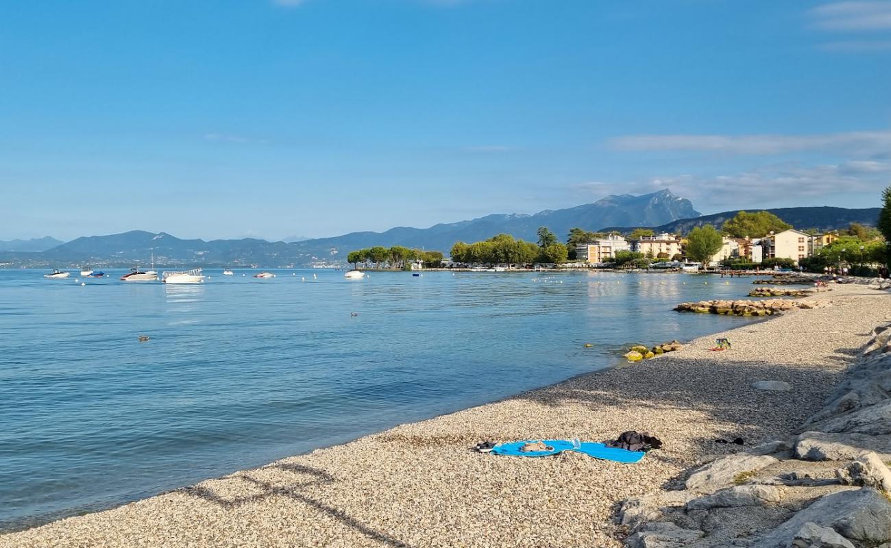 Foto de Spiaggia Lido di Cisano con guijarro gris superficie