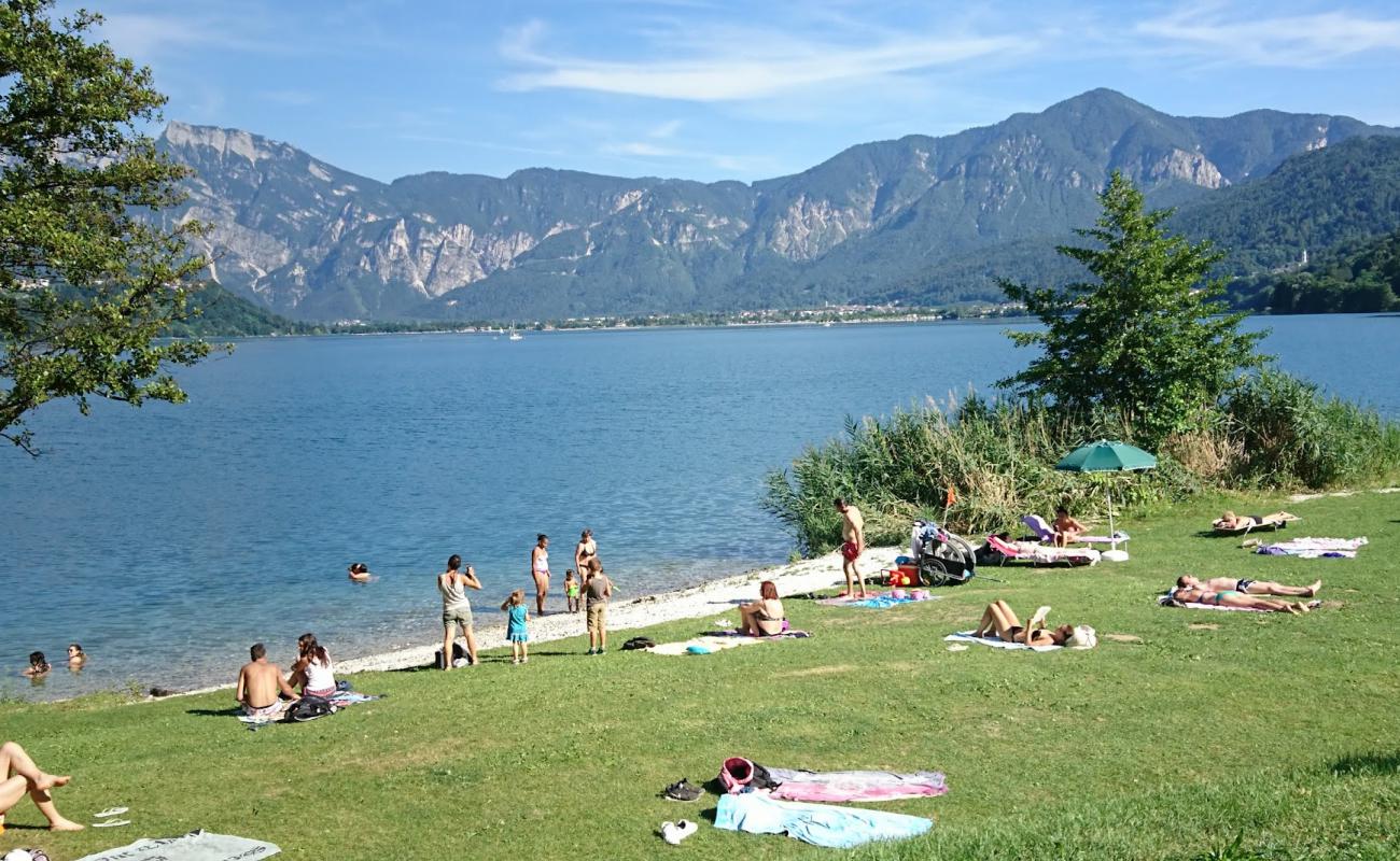 Foto de Spiaggia Punta Indiani con guijarro fino gris superficie