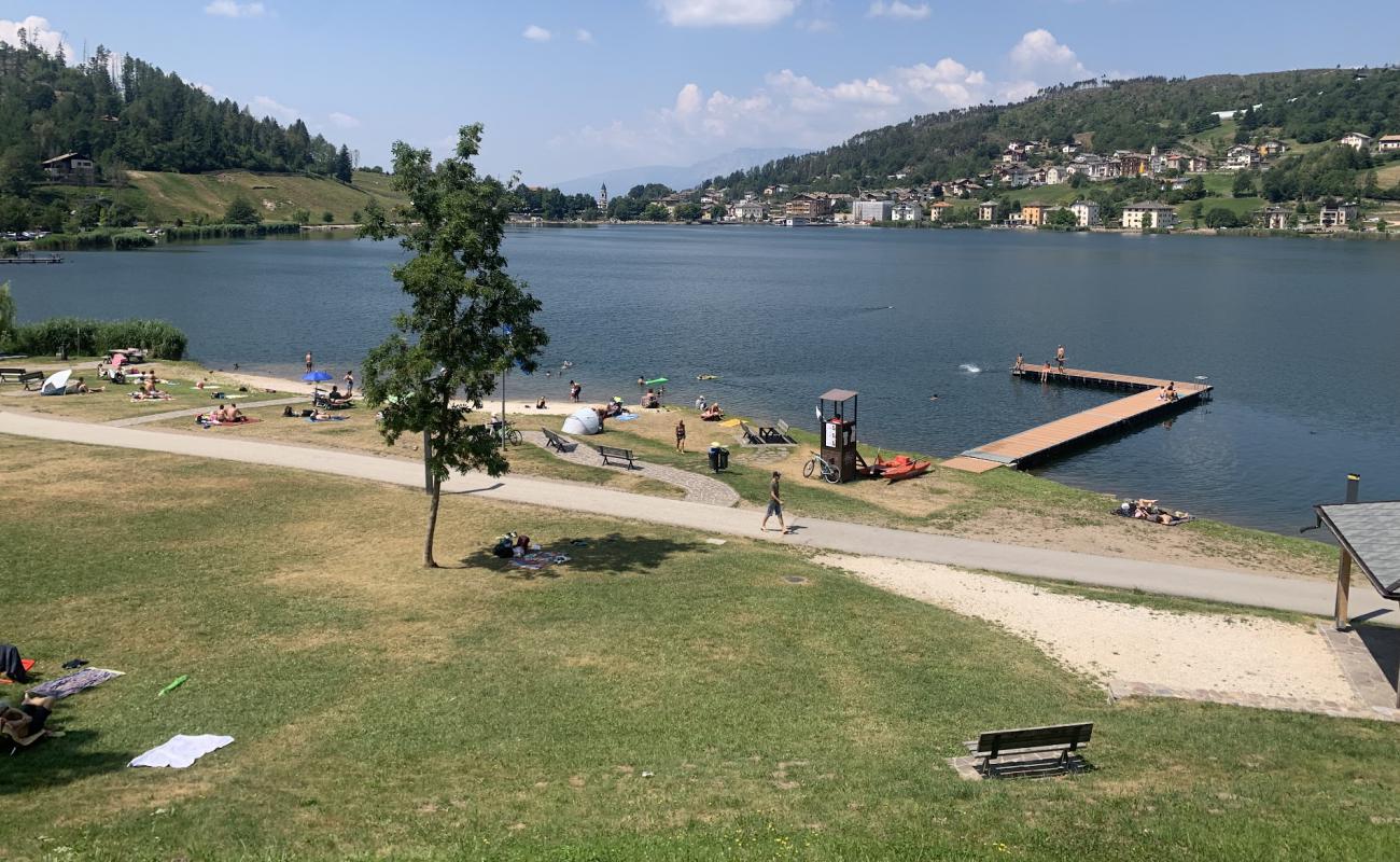 Foto de Spiaggetta sul lago Serraia con guijarro fino gris superficie