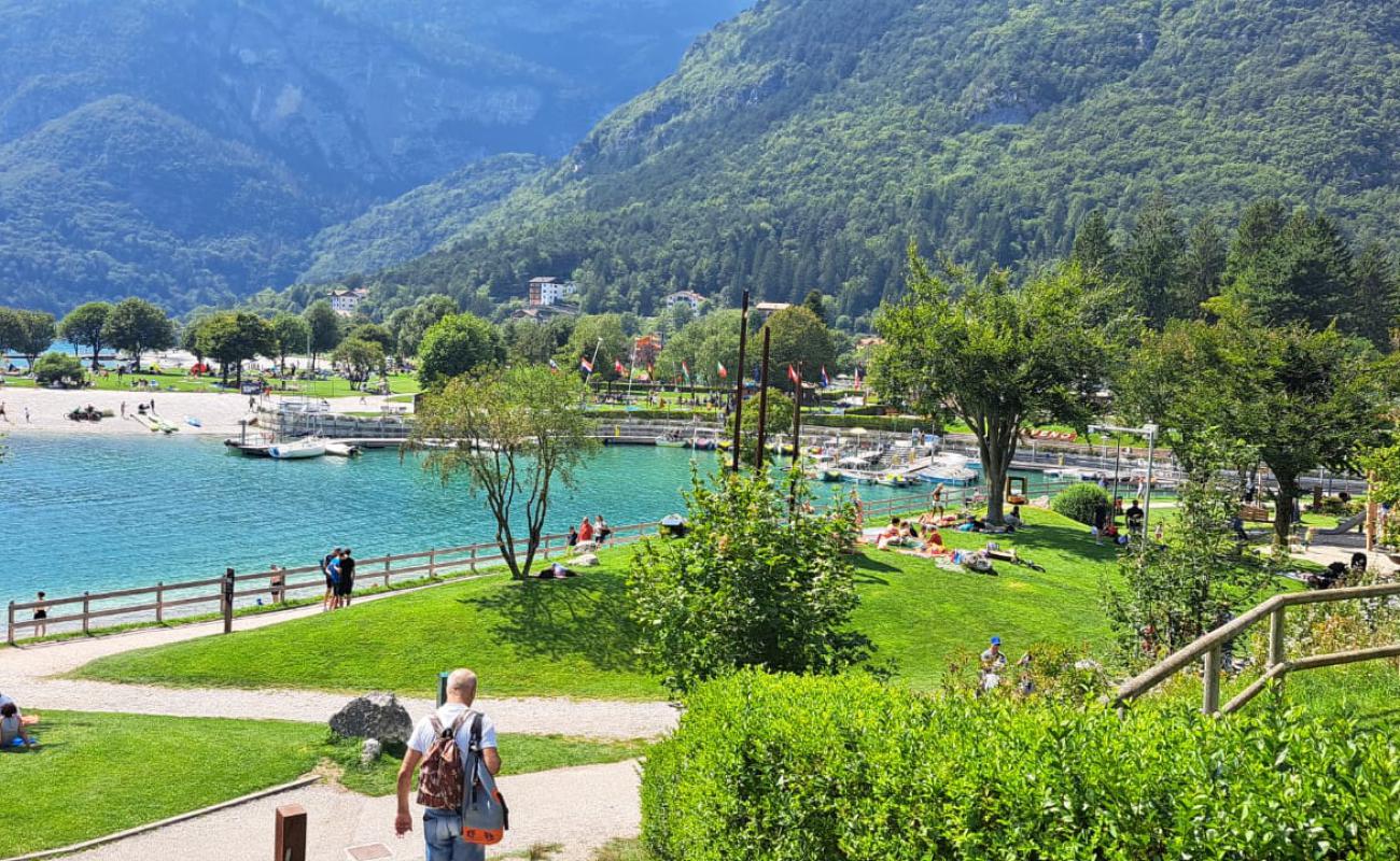 Foto de Spiaggia Lago Di Molveno con guijarro fino gris superficie