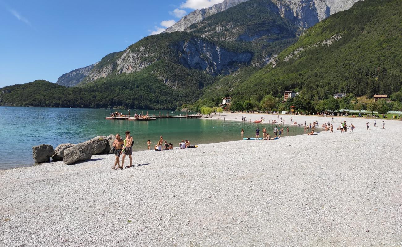 Foto de Spiaggia Piscine di Molveno con guijarro fino gris superficie