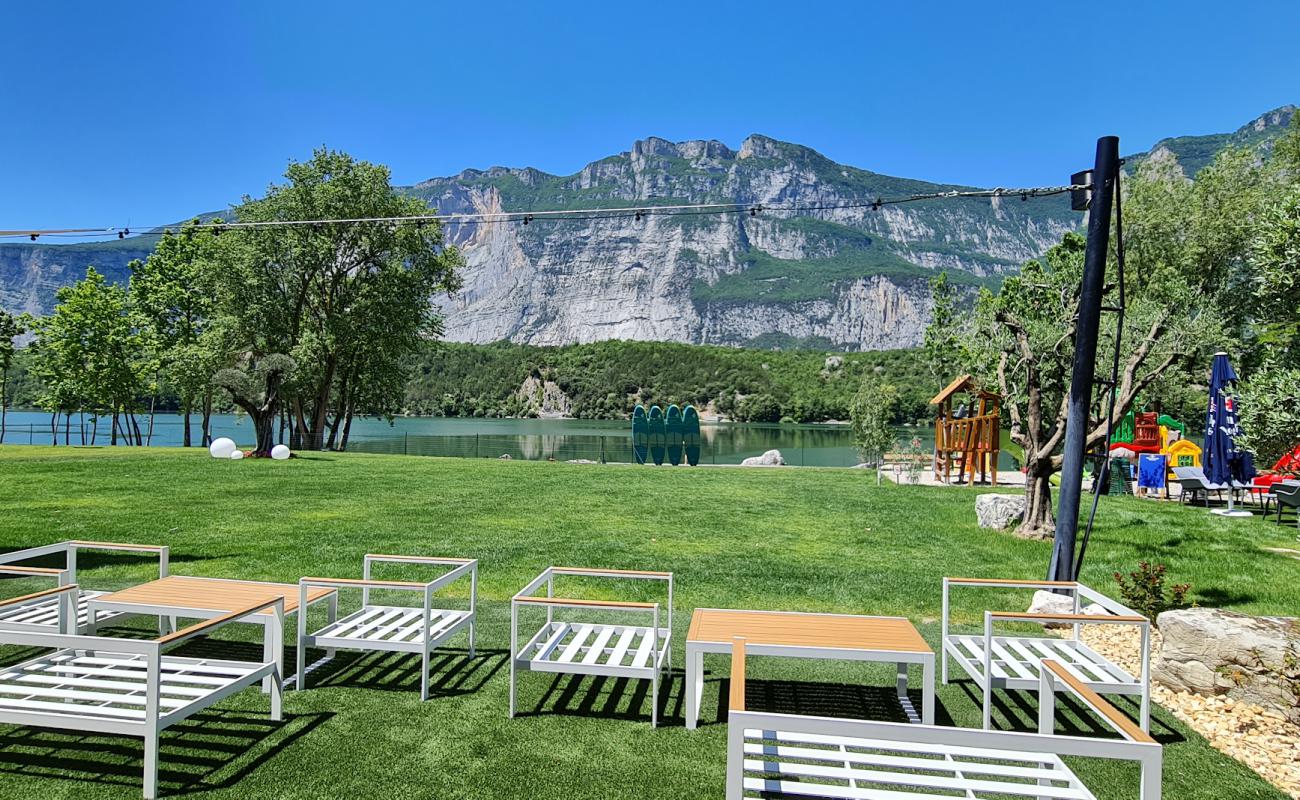 Foto de Lido Paradise Lago di Cavedine con guijarro fino gris superficie